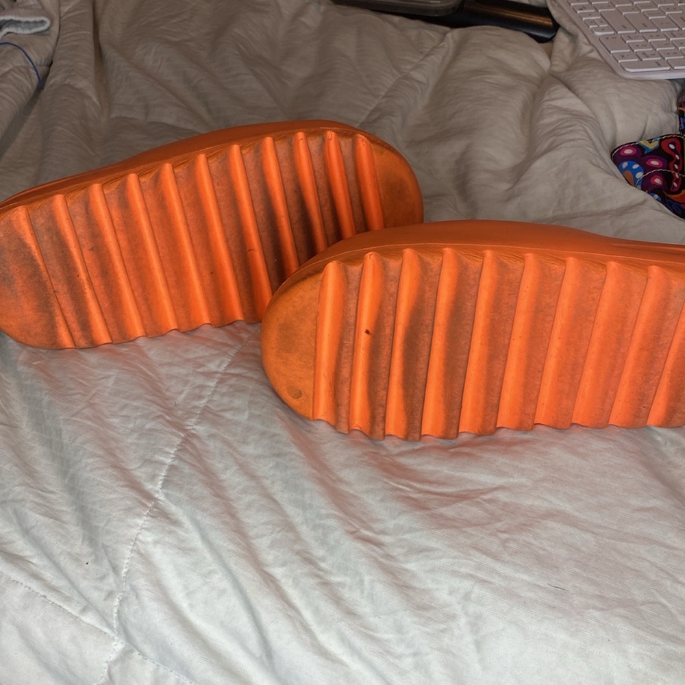 Yeezy Slides - Picture 3 of 7